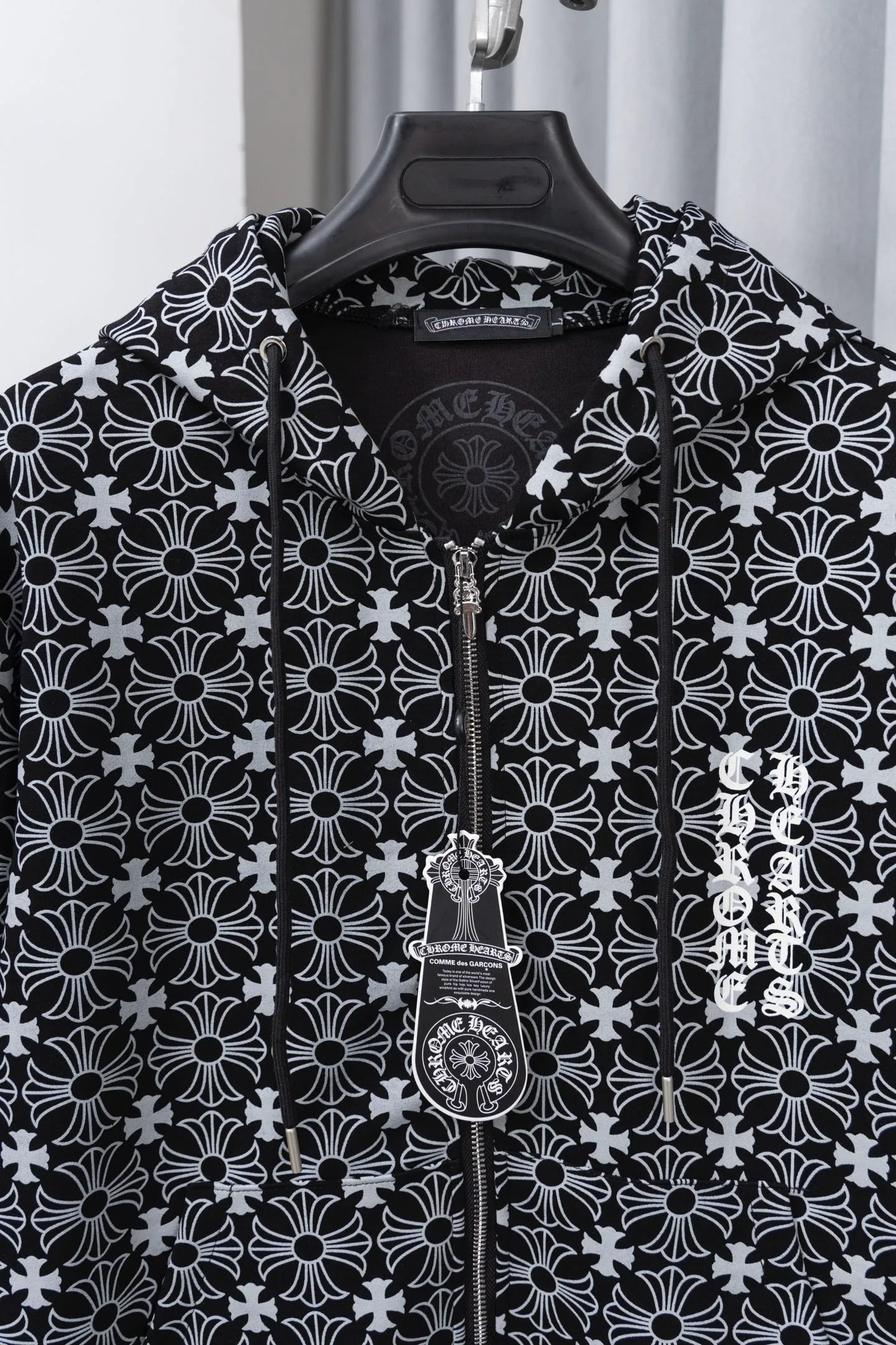P310 Style No.: M022 𝐂𝐇𝐑𝐎𝐌𝐄 𝐇𝐄𝐀𝐑𝐓𝐒/Cro Heart Hooded 23FW new full printed Sanskrit open and close sweatshirt Full dark pattern print as the backing to show a sense of mystery Sanskrit embroidery on the front chest Metal zipper closure Classic Sanskrit print design on both arms Classic big horseshoe print on the back, overall high-end and versatile, same style for men and women Size: S-XL